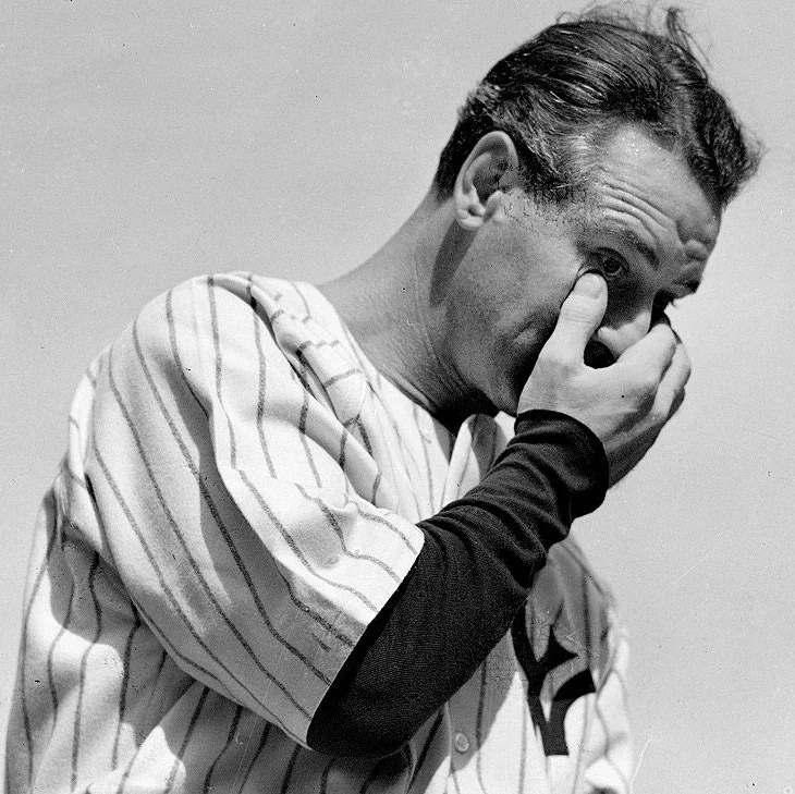 ヤンキースタジアムの顕彰式で涙をぬぐうルー・ゲーリッグ