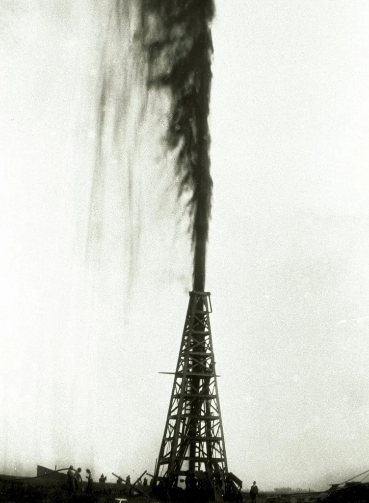 1901年にテキサス州スピンドルトップで噴出した原油