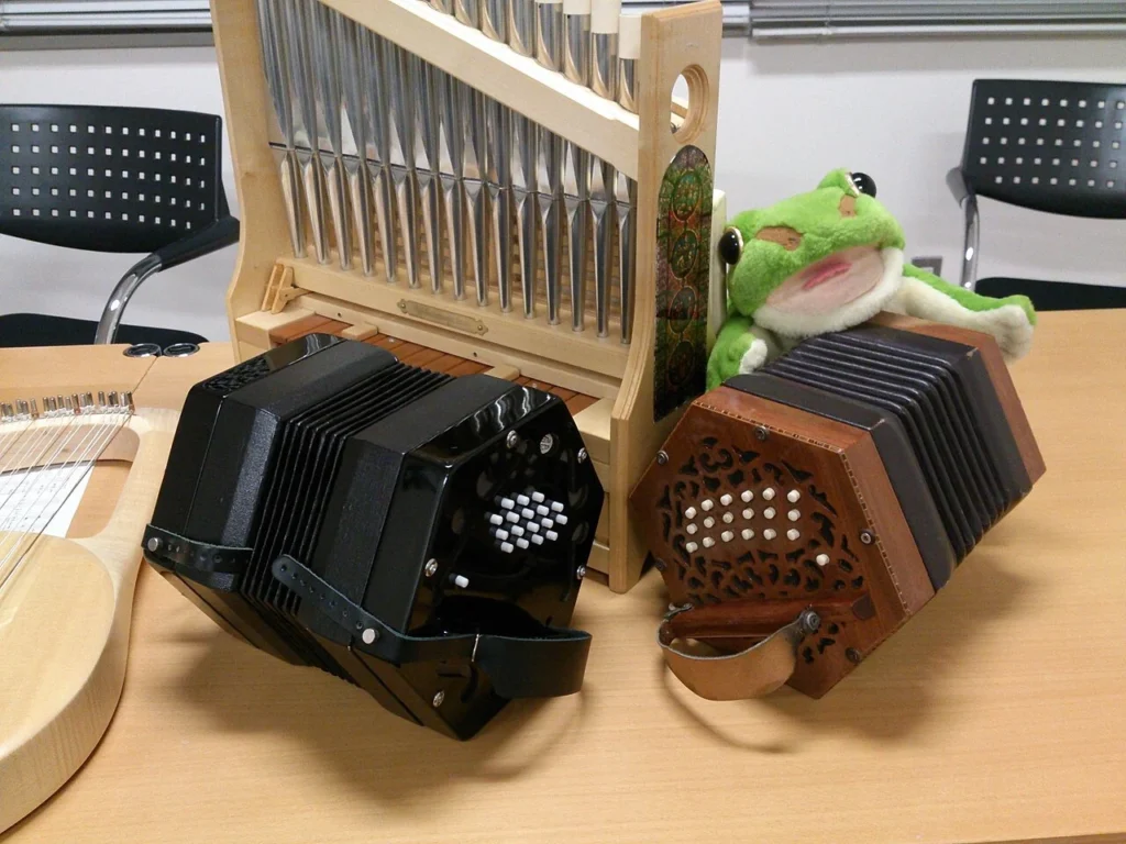 ケロミンと複数の楽器を並べた写真