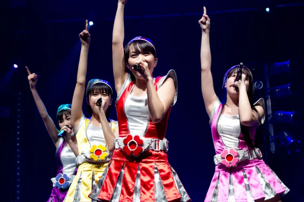 パリのJapan Expoに出演したももいろクローバーZのメンバー