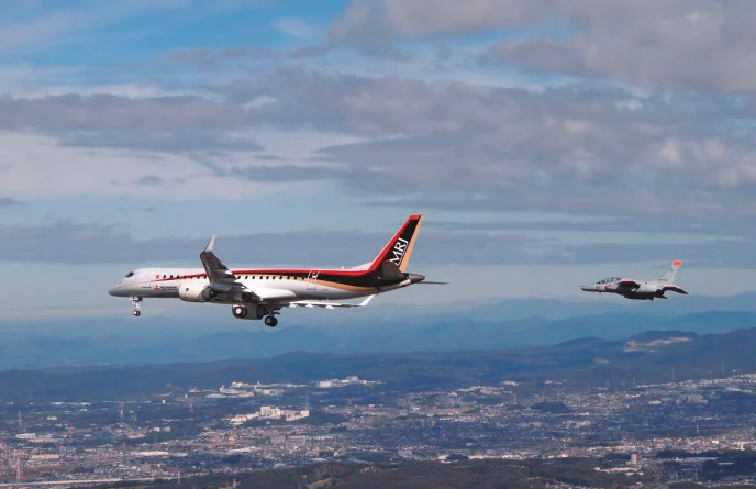 航空自衛隊のT-4を伴って初飛行するMRJ