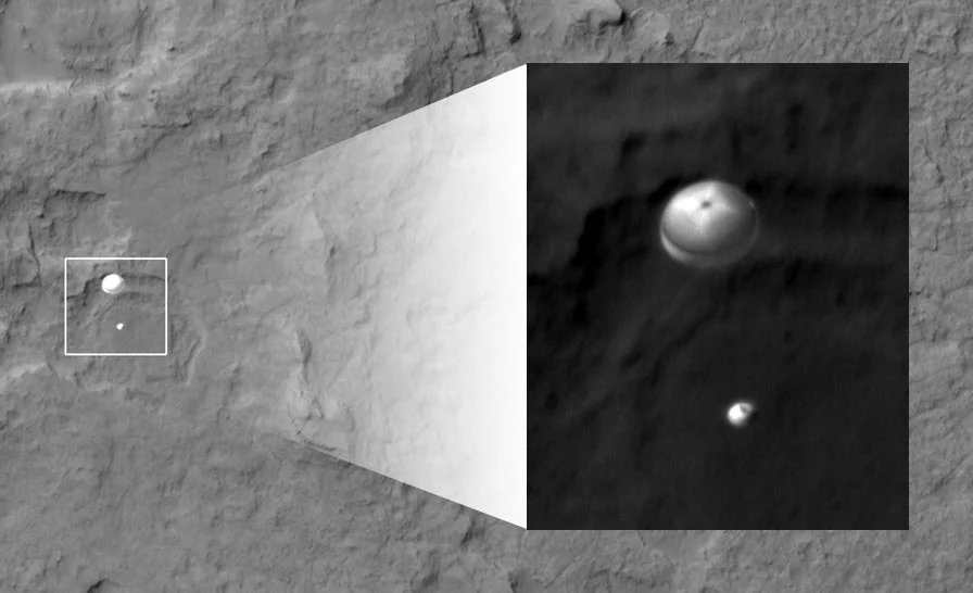 火星へパラシュート降下する探査車キュリオシティ
