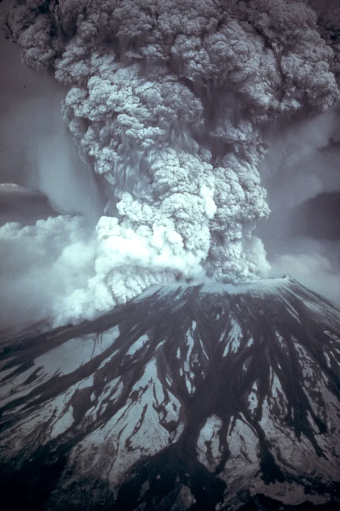 1980年5月18日に噴煙を上げるセント・ヘレンズ山