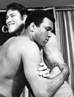 モハメド・アリとアントニオ猪木を写した1976年の画像