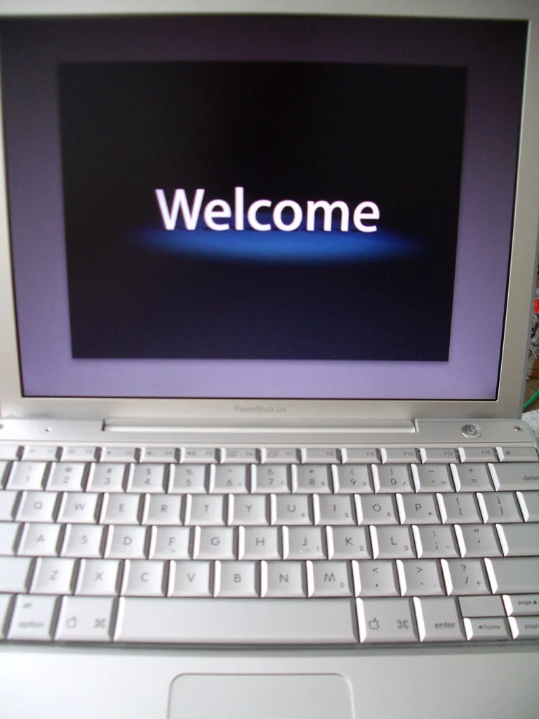 PowerBook G4に表示されたMac OS X Tigerのウェルカム画面