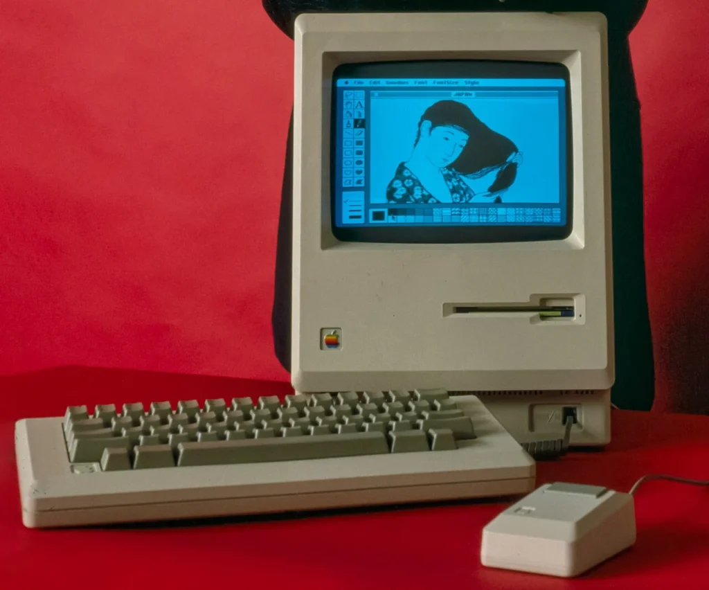 1984年1月に撮影された初代Macintosh 128K