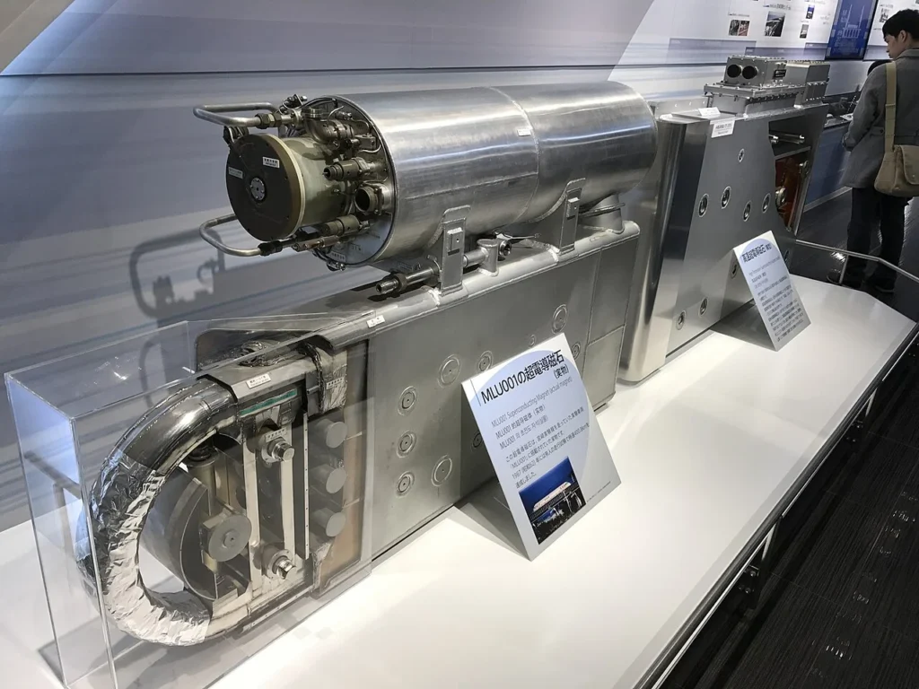 展示されたMLU001の超電導磁石と模型の写真