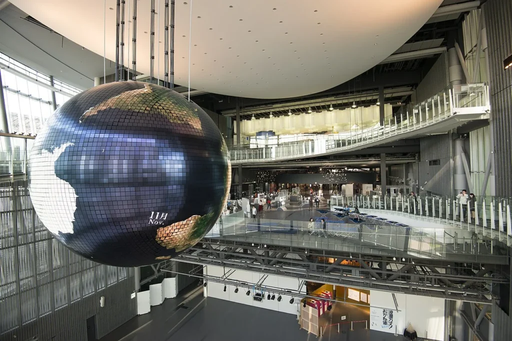 日本科学未来館の吹き抜けに展示された地球ディスプレイ「ジオ・コスモス」