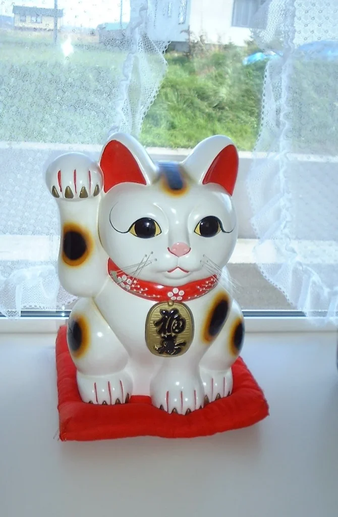 小判を付けた招き猫の置物