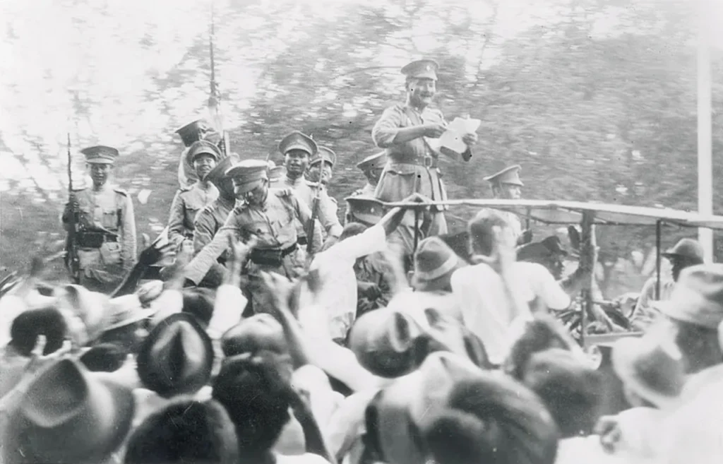 1932年のタイ立憲革命で宣言が読み上げられる場面