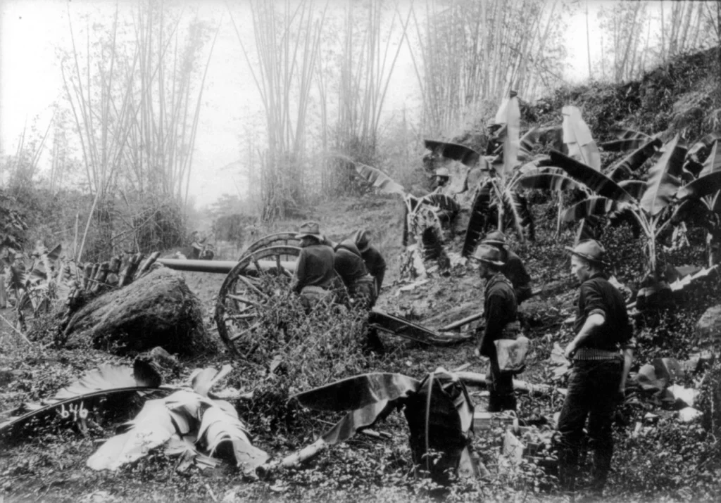 米比戦争中のマニラで大砲を扱うアメリカ兵