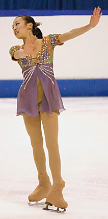 2005年の世界ジュニア選手権で演技する浅田真央の写真