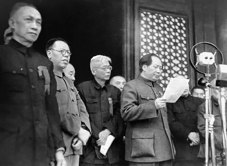 天安門で中華人民共和国の成立を宣言する毛沢東