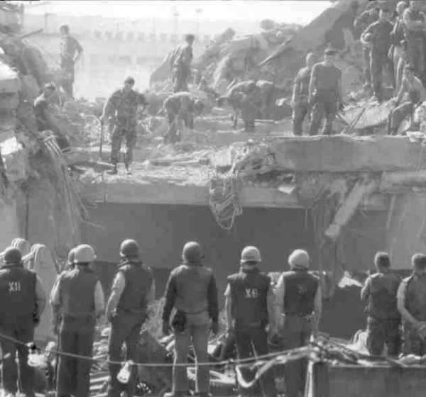 ベイルート兵舎爆破後に捜索と撤去作業を行う救助隊