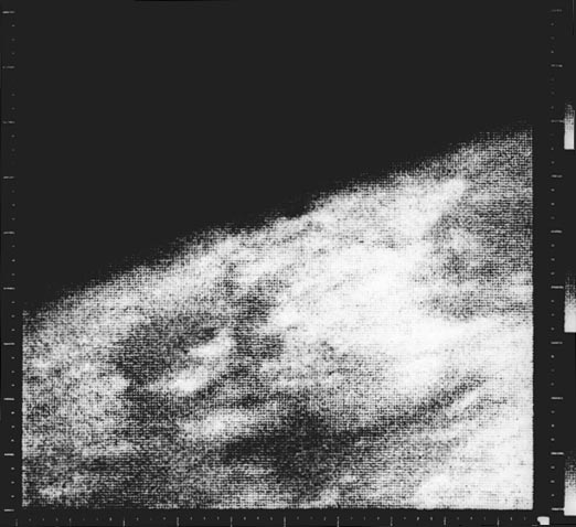マリナー4号が撮影したクレーターのある火星表面