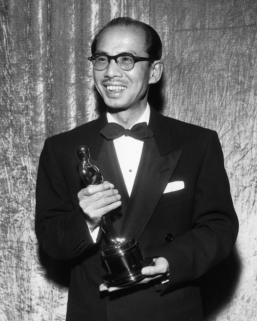 アカデミー賞で賞を受け取る映画人・永田雅一