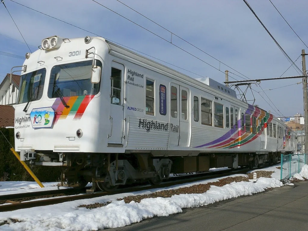 上高地線の西松本駅に進入する松本電気鉄道3000系電車