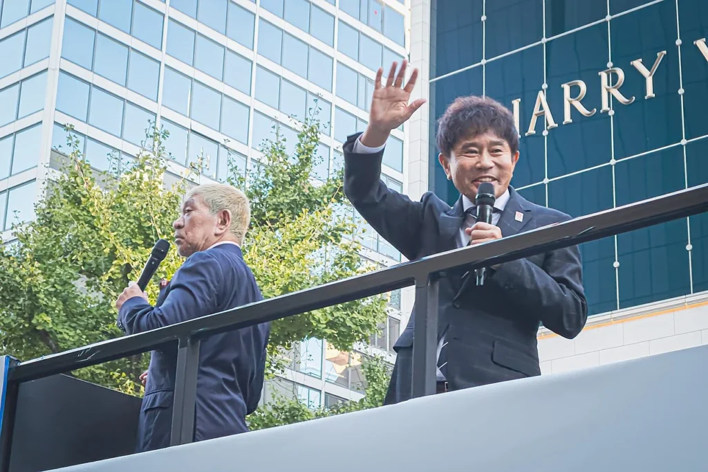 御堂筋のイベントに登場したダウンタウンの松本人志と浜田雅功