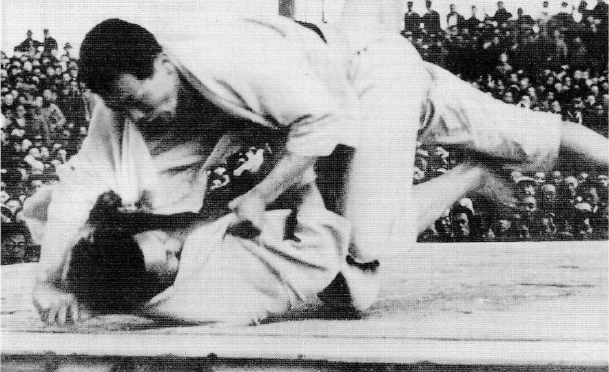 1948年の全日本柔道選手権決勝で対戦する松本安市と伊藤徳治