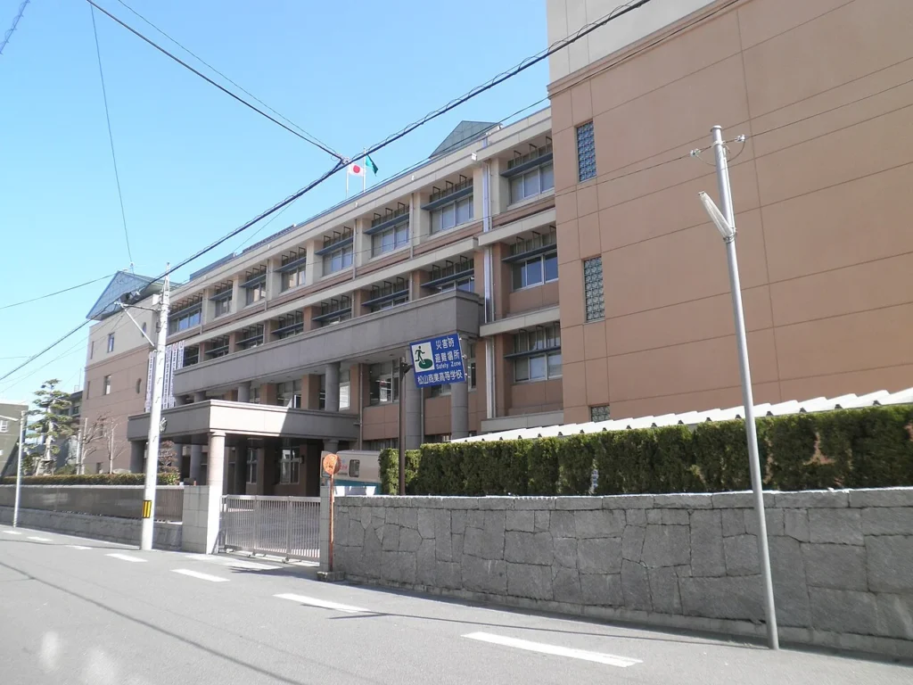 愛媛県立松山商業高等学校の写真