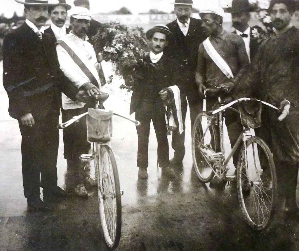 1903年の第1回ツール・ド・フランスを走るモーリス・ガラン