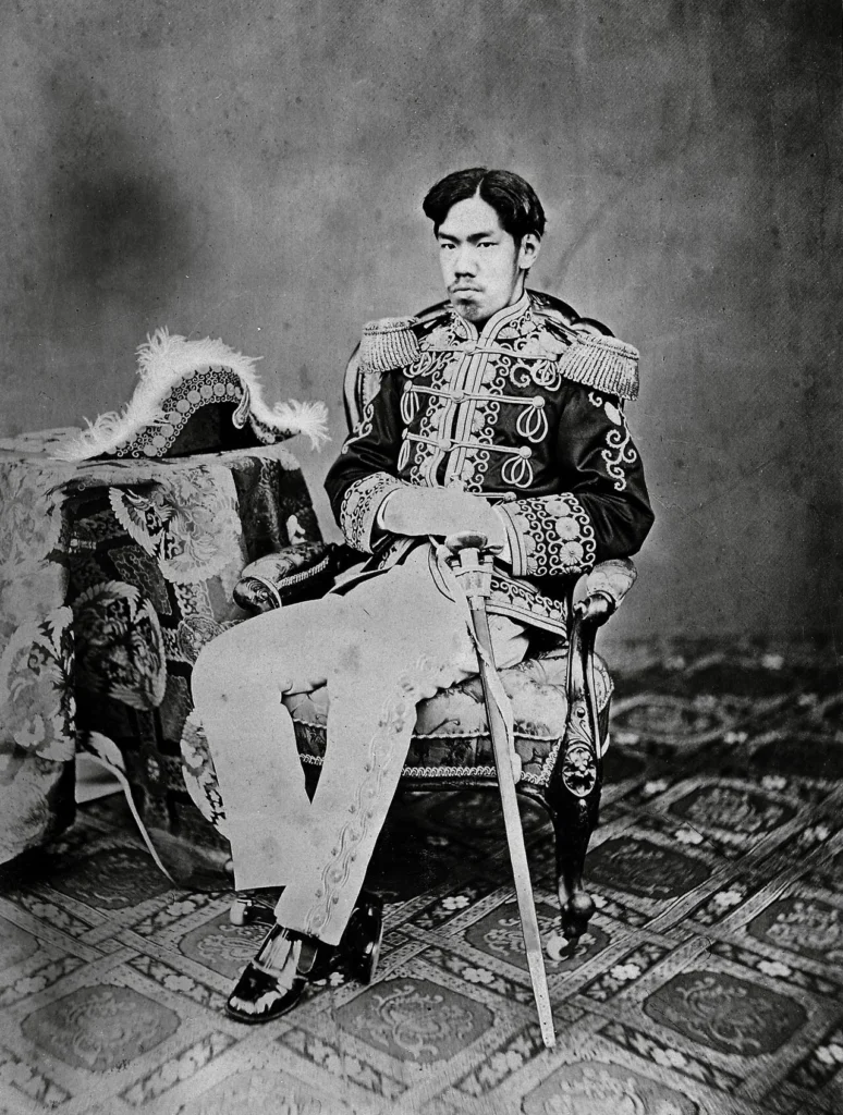 軍装姿の明治天皇の肖像写真