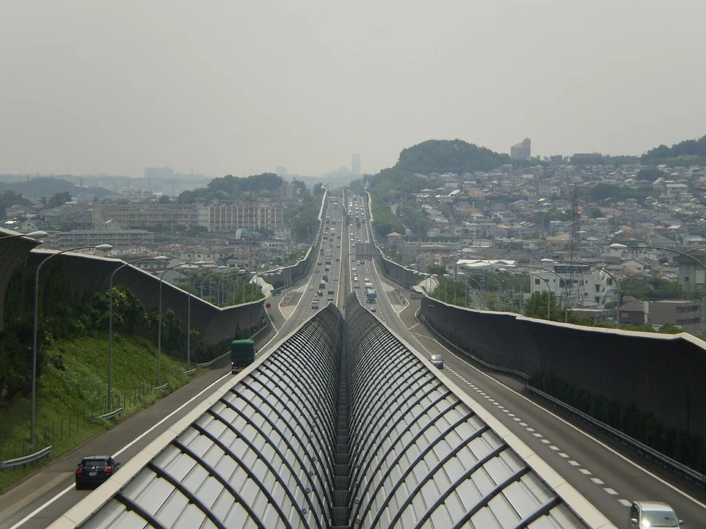 大阪府高槻市を通る名神高速道路の写真