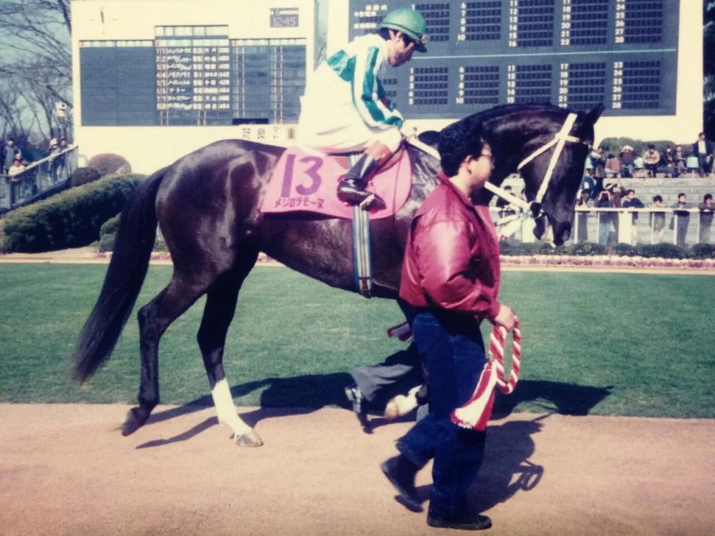 牝馬三冠馬メジロラモーヌの引退式の写真