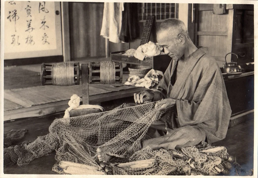 日本で漁網を修繕する人々の古写真