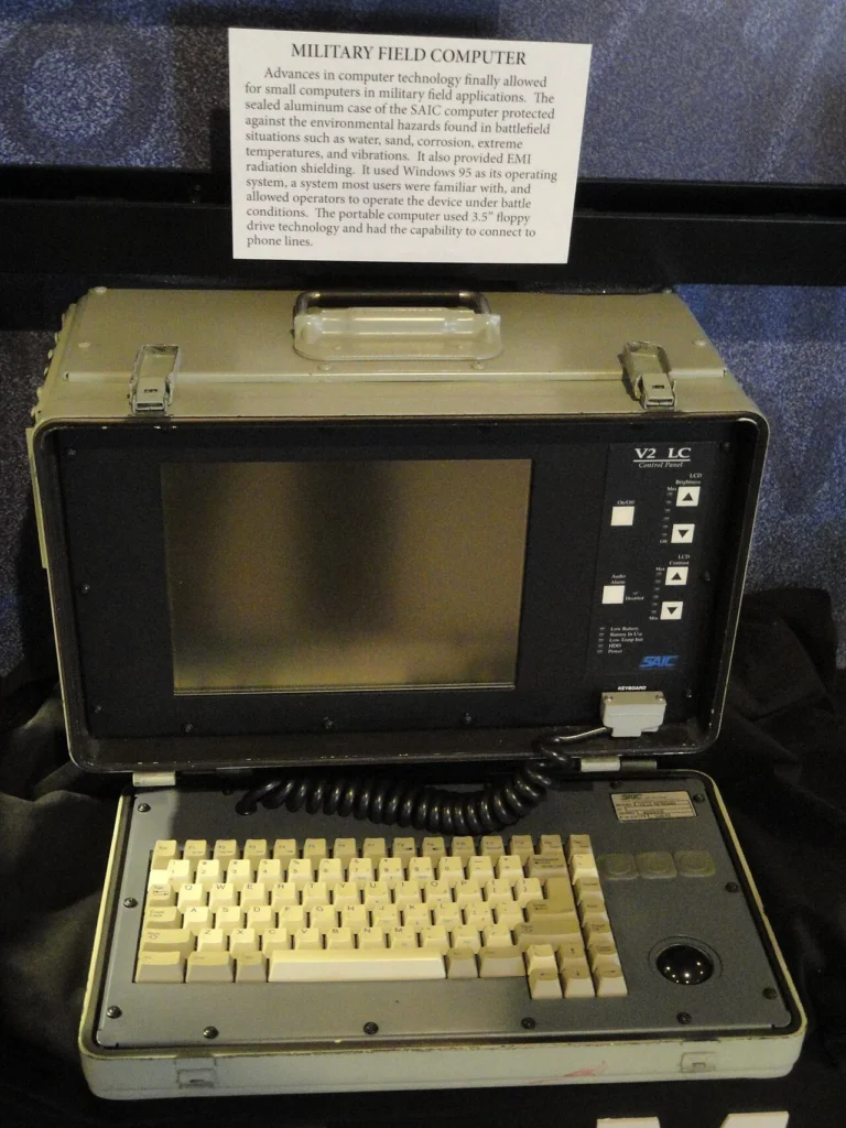Windows 95を動作させる軍用コンピューターの展示写真
