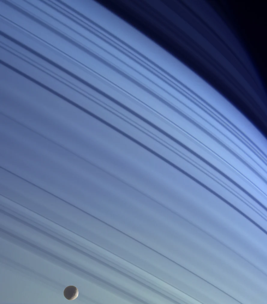 巨大なハーシェル・クレーターが見える土星の衛星ミマス