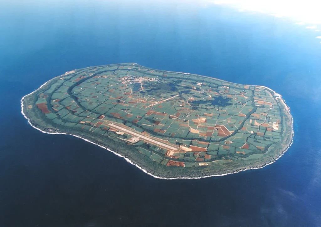 沖縄県の南大東島を上空から撮影した写真