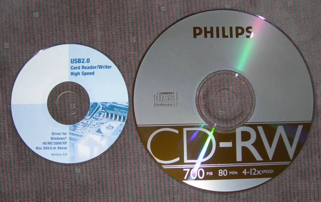 直径80ミリのミニCDと120ミリの通常CDの比較写真