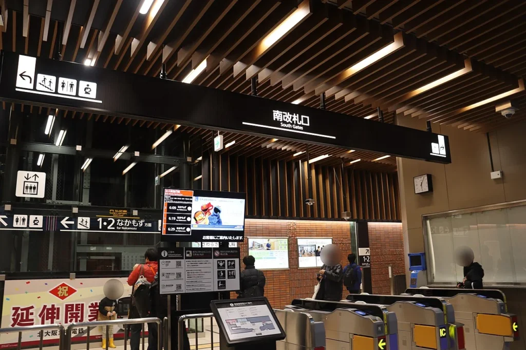 開業日に撮影された北大阪急行電鉄の箕面萱野駅南口