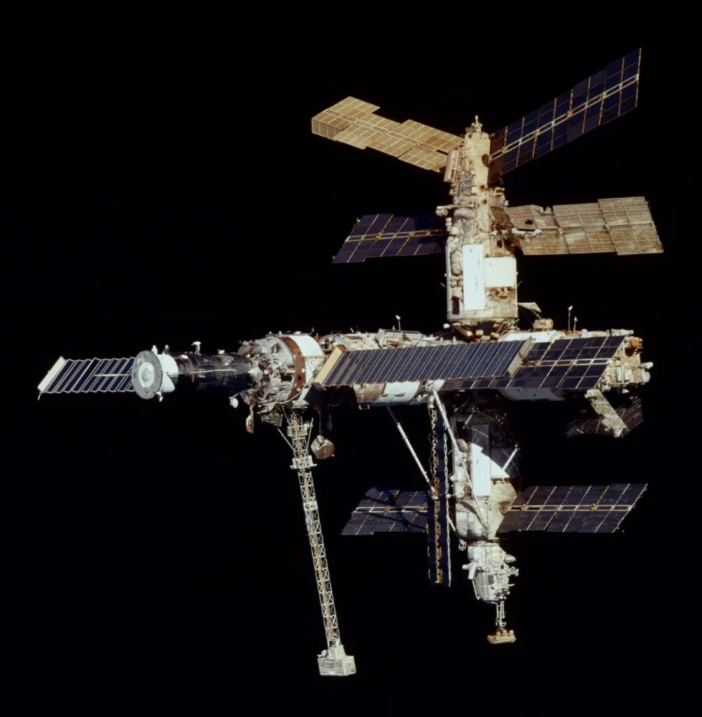 スペースシャトルのSTS-91ミッションから撮影された宇宙ステーション・ミールの写真
