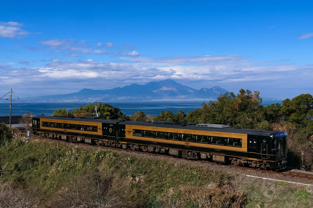 三角線を走る特急「A列車で行こう」の写真