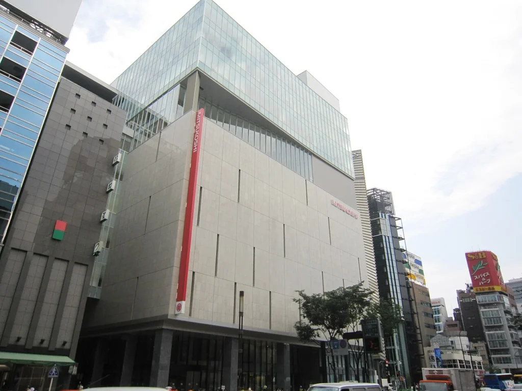 東京にある銀座三越新館の写真