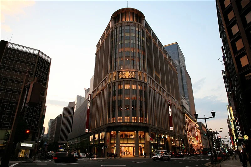 三越の店舗建物の写真
