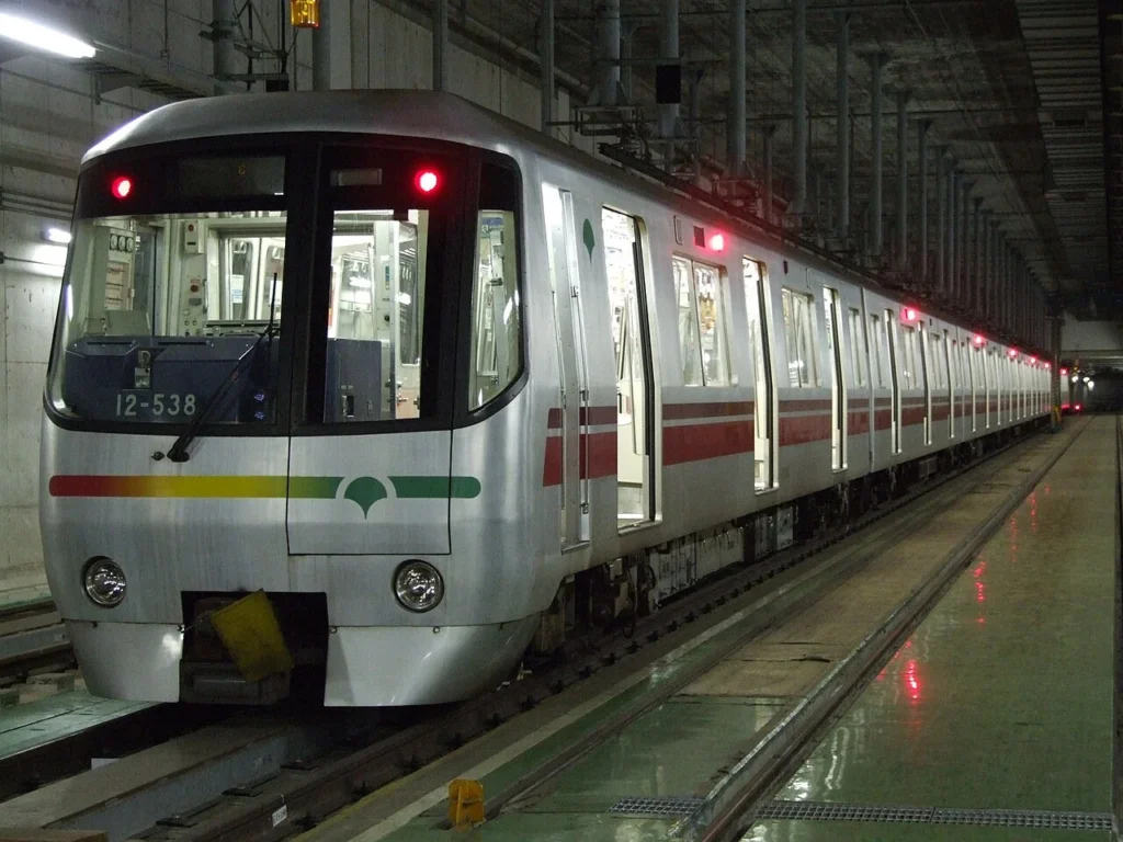 東京都交通局12-000形電車の写真