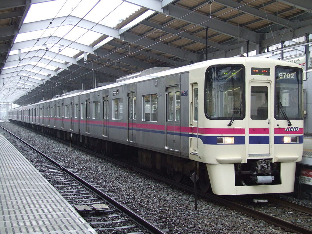 京王多摩センター駅に停車する京王9000系9702編成