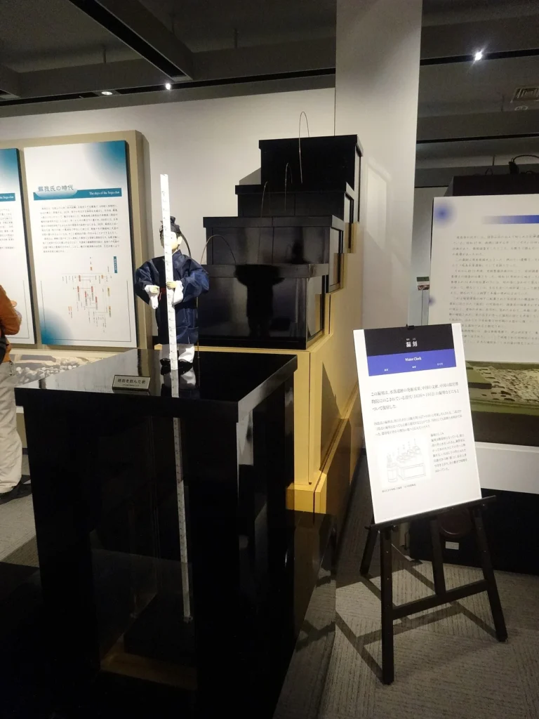 古代の水時計である漏刻の復元模型