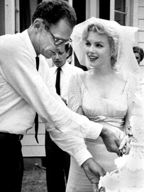 結婚したマリリン・モンローとアーサー・ミラー