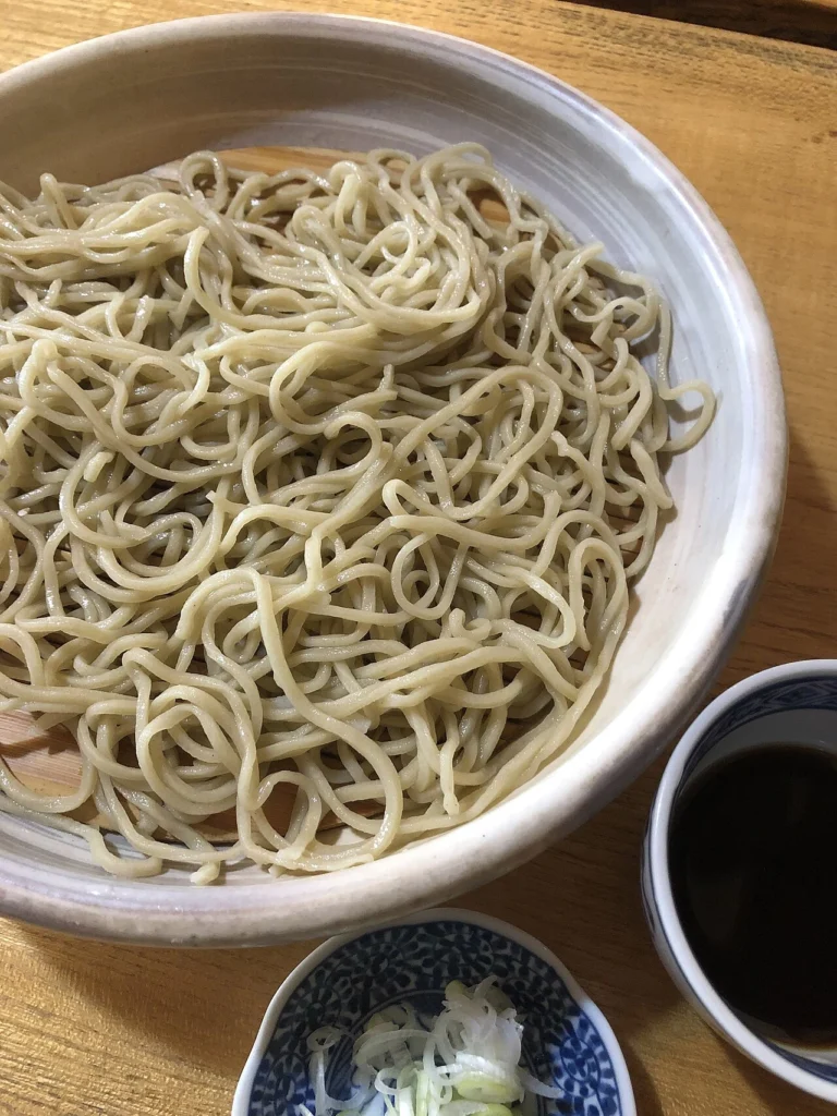 新そばの時期に提供されたもりそばの写真