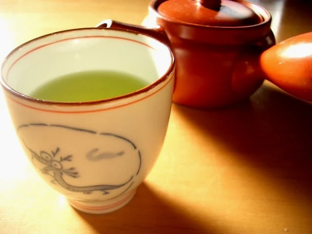 湯飲みに入った緑茶の写真