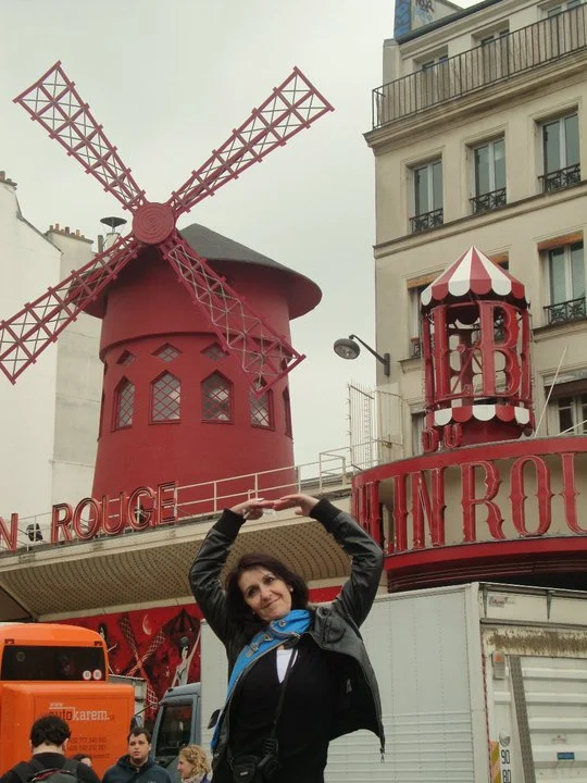 パリのムーラン・ルージュの建物の写真