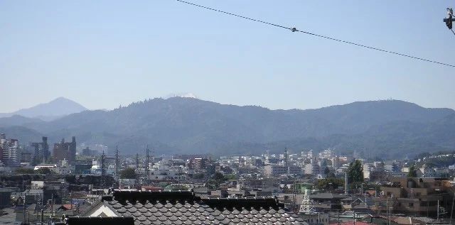 東京都八王子市の高尾山を東南東から望んだ写真