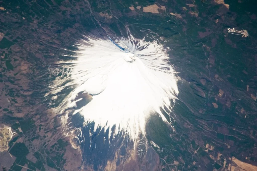 宇宙から見た富士山と南東斜面の宝永火口