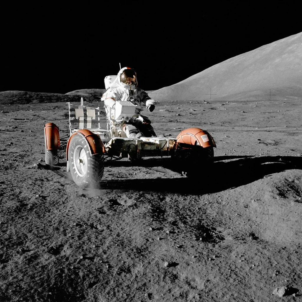 月面車のそばに立つアポロ17号の宇宙飛行士