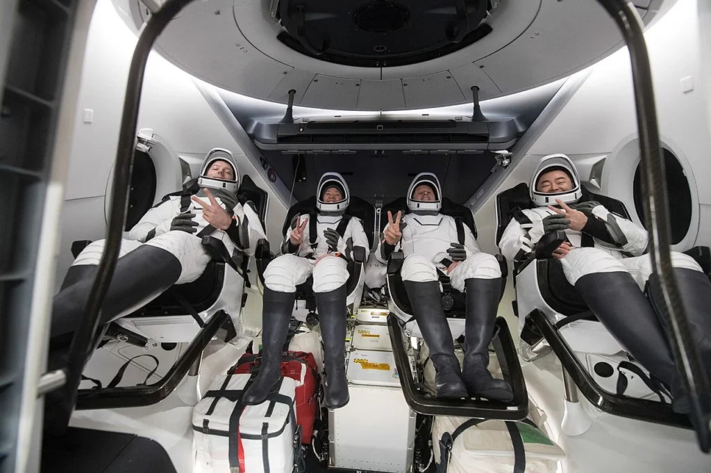 帰還後の宇宙船内にいる星出彰彦飛行士らCrew-2乗組員の写真