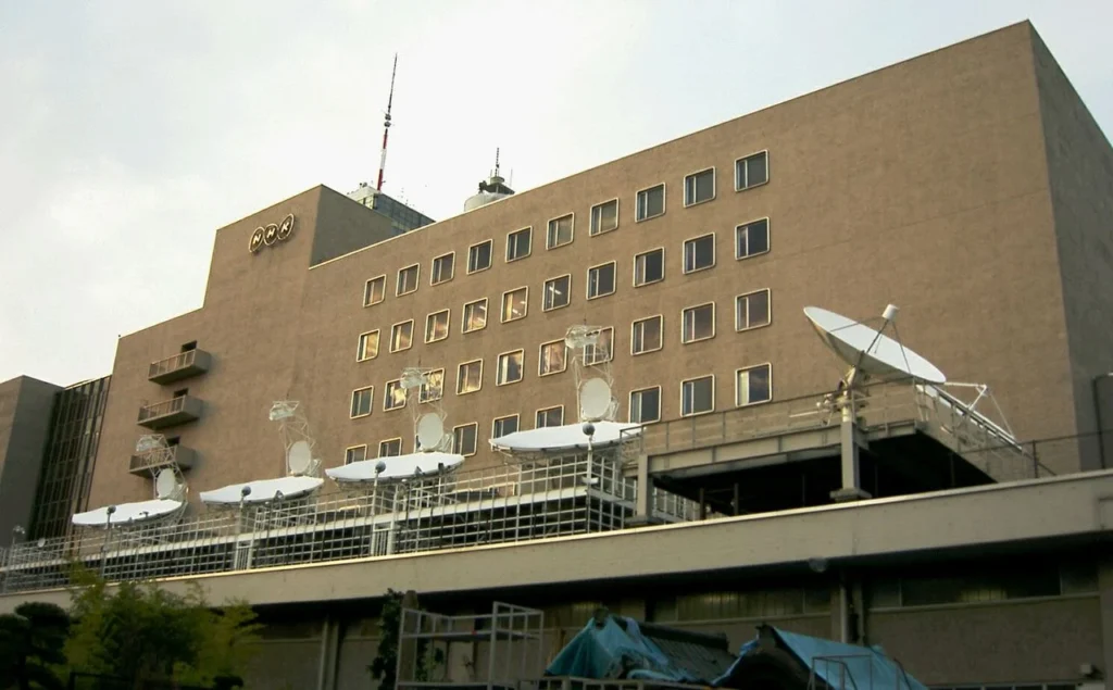 NHK放送センターに設置されたパラボラアンテナ